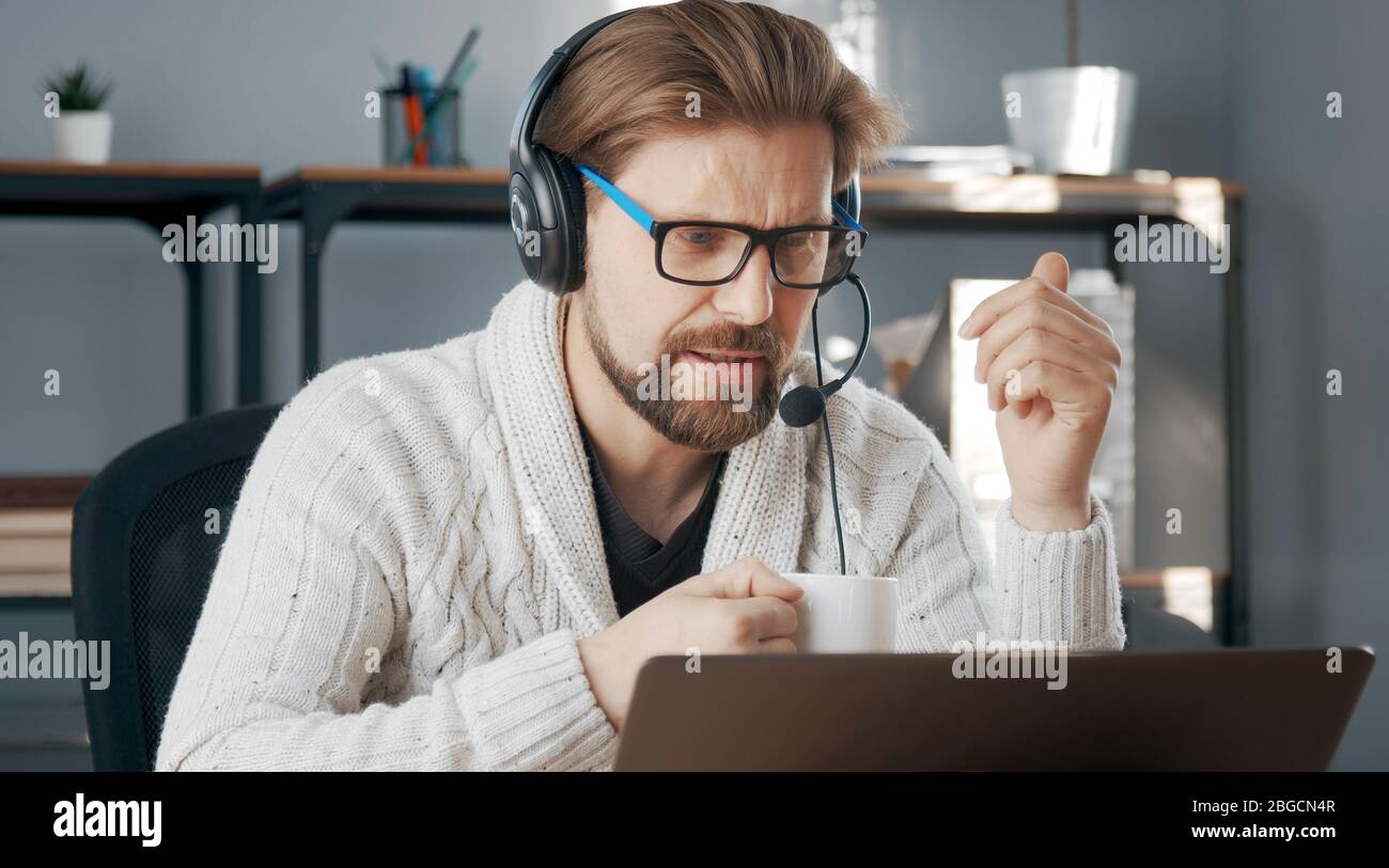 Telelavoro maschile, cuffia accesa Foto Stock