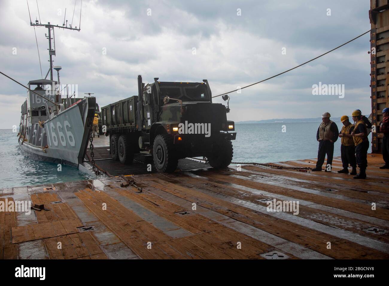 BASE NAVALE WHITE BEACH, Okinawa (9 aprile 2020) Marines con la 31a unità di spedizione marina (MEU) guidare un veicolo tattico medio camion di sostituzione sulla nave di atterraggio di classe Whidbey isola USS Germantown (LSD 42) da Landing Craft, Utility 1666. Germantown, parte dell'America Expeditionary Strike Group, il 31° team MEU, opera nell'area operativa della settima flotta statunitense per migliorare l'interoperabilità con alleati e partner e funge da forza di risposta pronta per difendere la pace e la stabilità nella regione dell'Indo-Pacifico. (Foto ufficiale del corpo marino degli Stati Uniti di Lance CPL. Joshua Sechser) Foto Stock