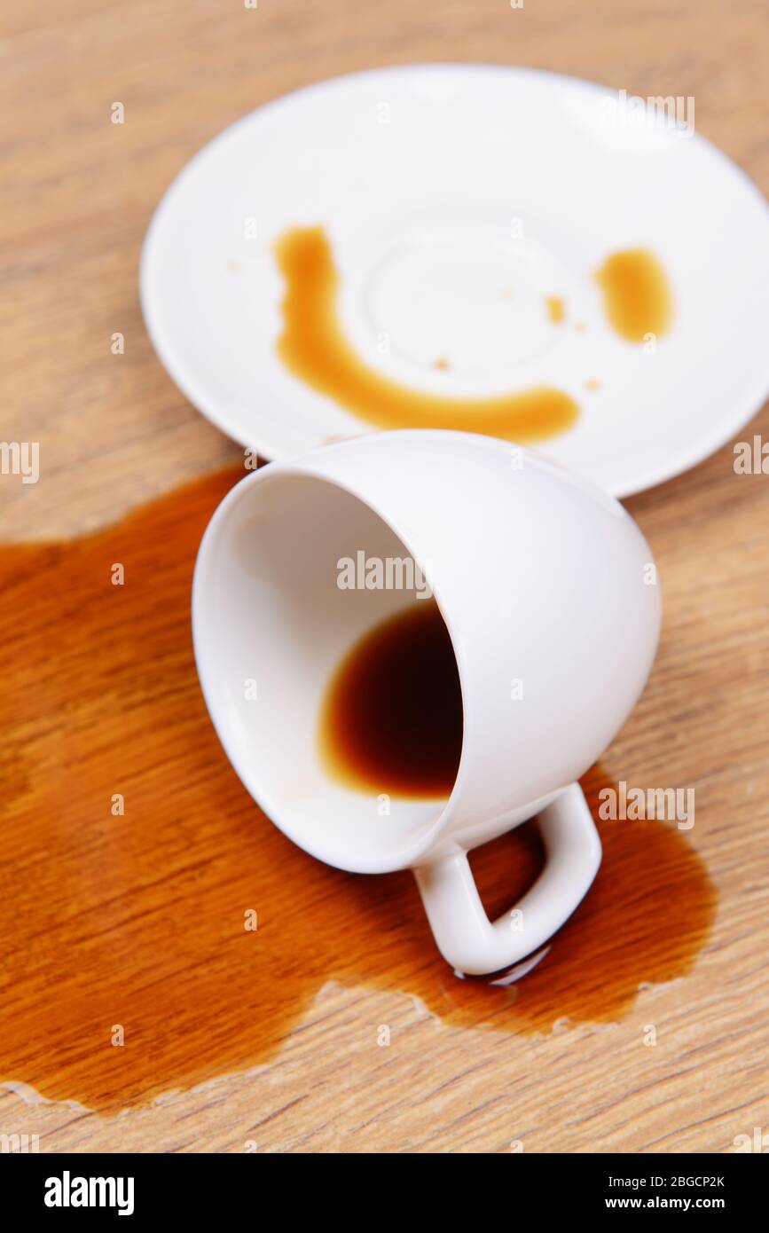 Tazza di caffè rovesciata in primo piano Foto stock - Alamy