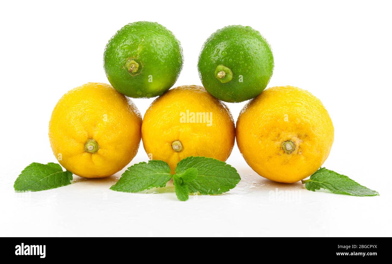 I Limoni e limette, isolato su bianco Foto Stock