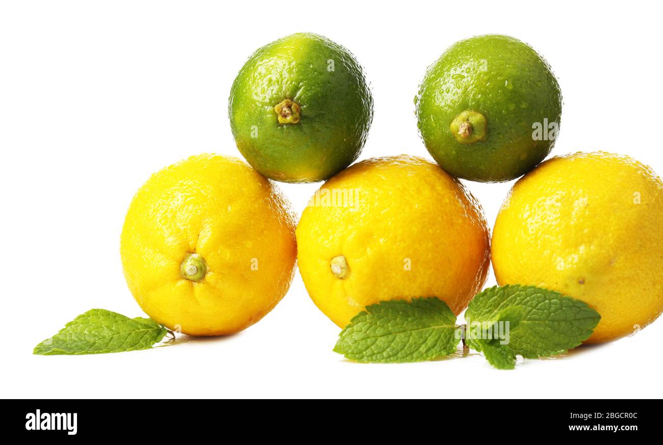 I Limoni e limette, isolato su bianco Foto Stock
