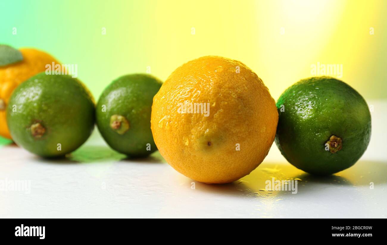 Limoni e lime su sfondo luminoso Foto Stock