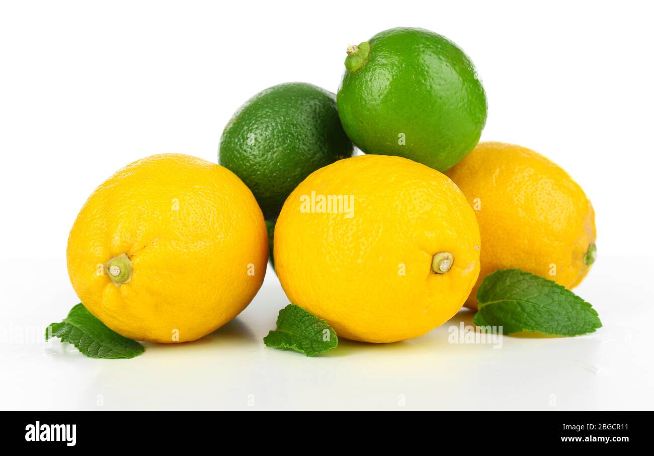 I Limoni e limette, isolato su bianco Foto Stock