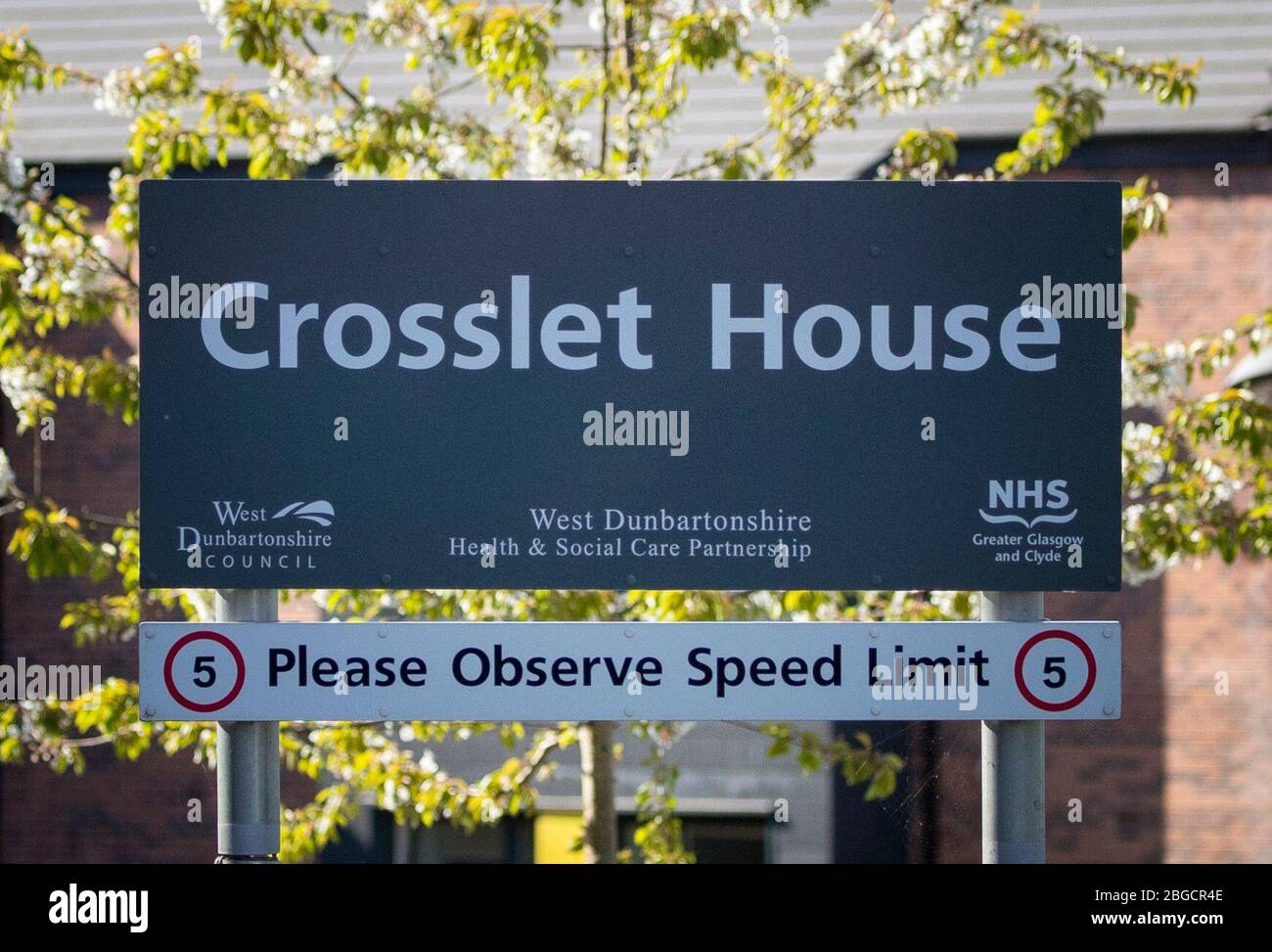 Crosslet House Care casa a Dumbarton, che ha smesso di ammettere nuovi residenti dopo aver riportato che 15 persone con coronavirus confermato o sospetto vi sono morti nel mese scorso. Foto Stock