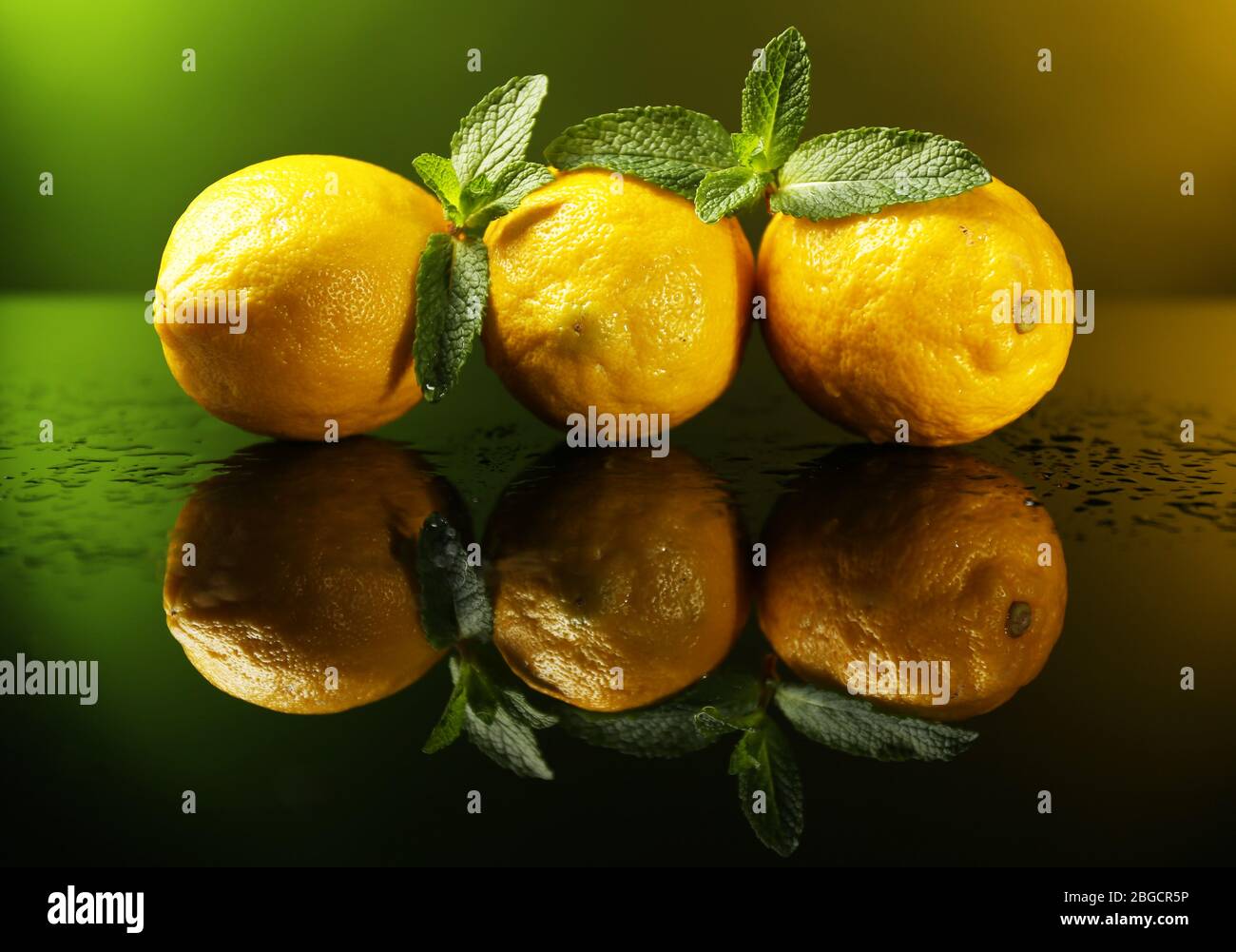 Limoni freschi su sfondo scuro Foto Stock