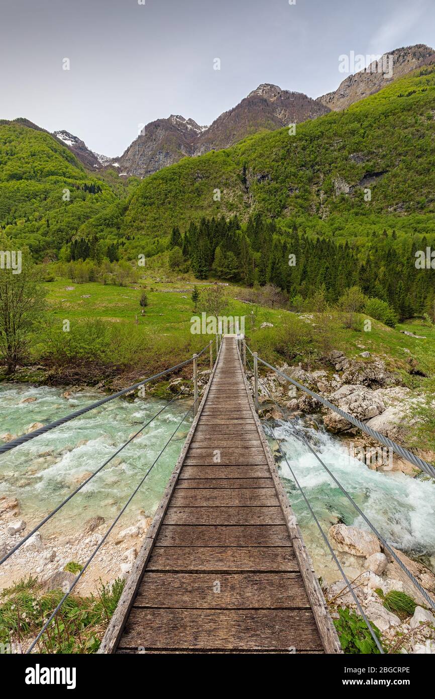 ponte sul fiume Soca in Slovenia Foto Stock