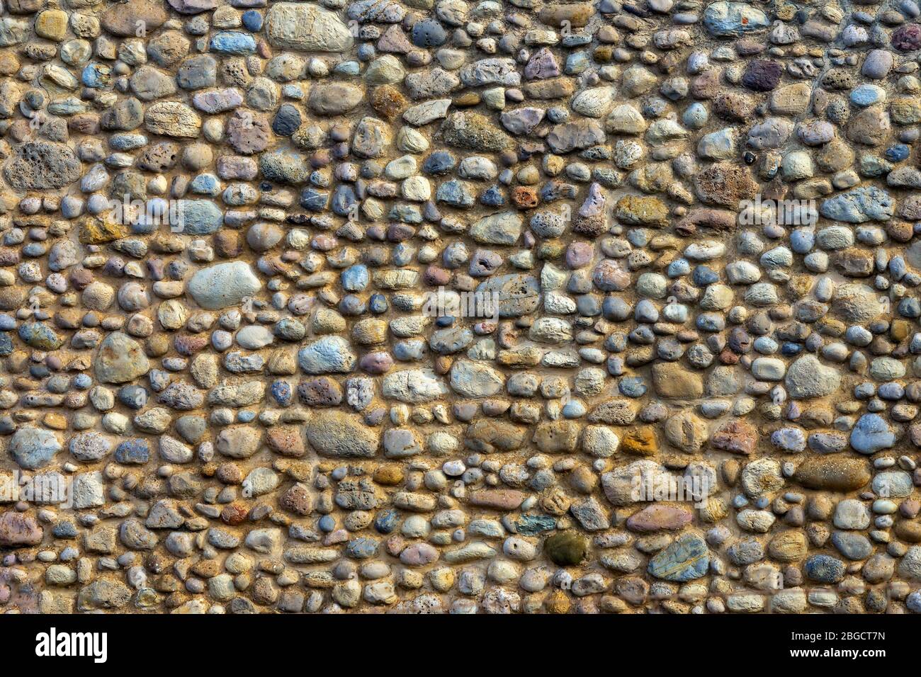 Muro di pietra naturale sullo sfondo Foto Stock