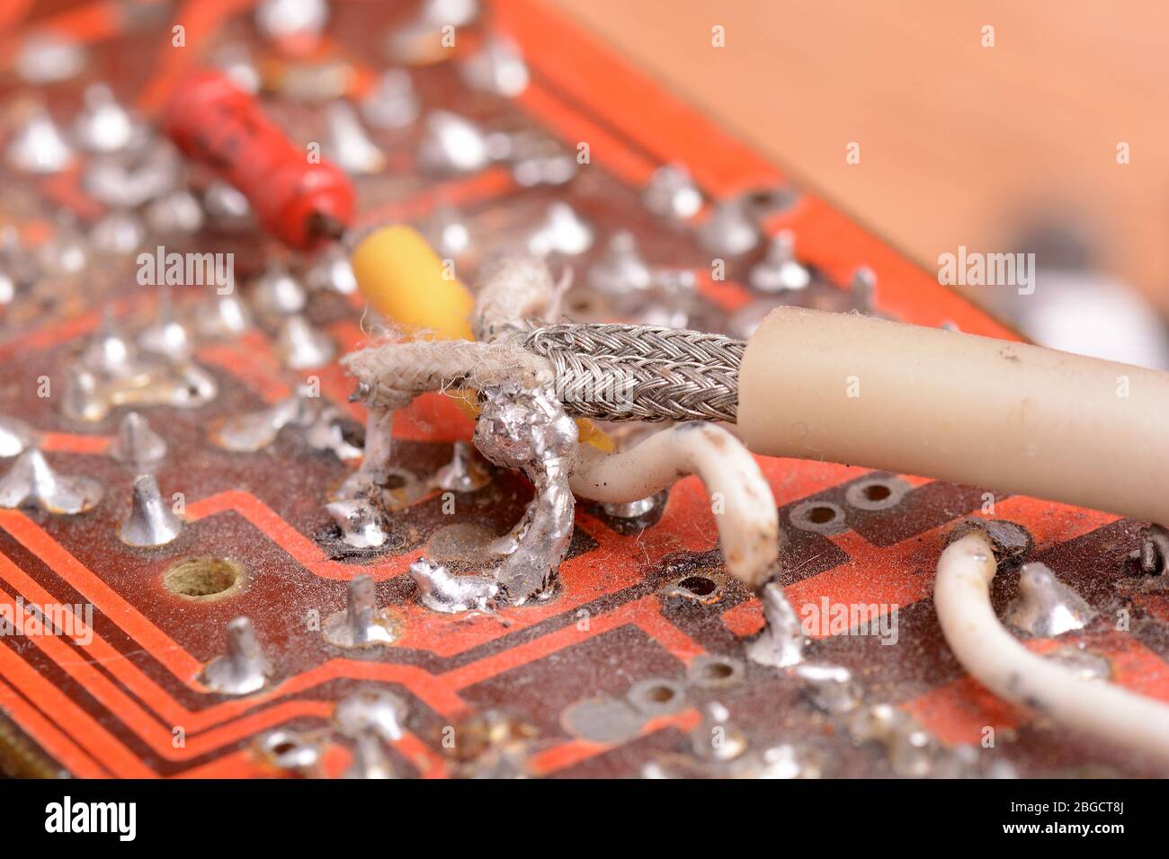 Primo piano di una vecchia scheda a circuiti elettronici Foto Stock