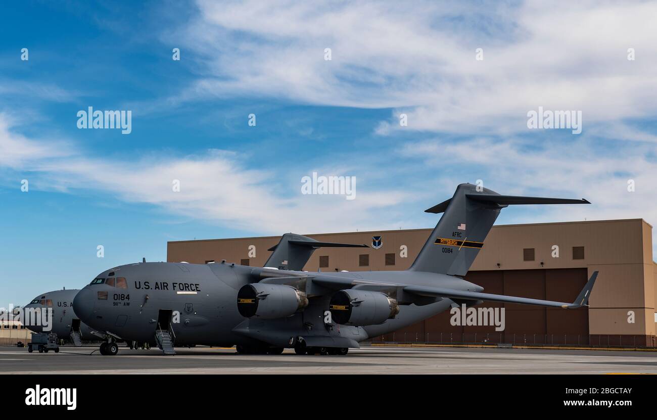 C-17 Globemaster III, assegnato alla 911a Ala Airlift, siede sulla linea di volo alla stazione di riserva aerea dell'aeroporto internazionale di Pittsburgh, Pennsylvania, 20 aprile 2020. Il C-17 è in grado di fornire rapidamente truppe strategiche e tutti i tipi di carico alle principali basi operative o direttamente alle basi di avanzamento nell'area di spiegamento. (STATI UNITI Foto dell'Air Force di Joshua J. Seybert) Foto Stock