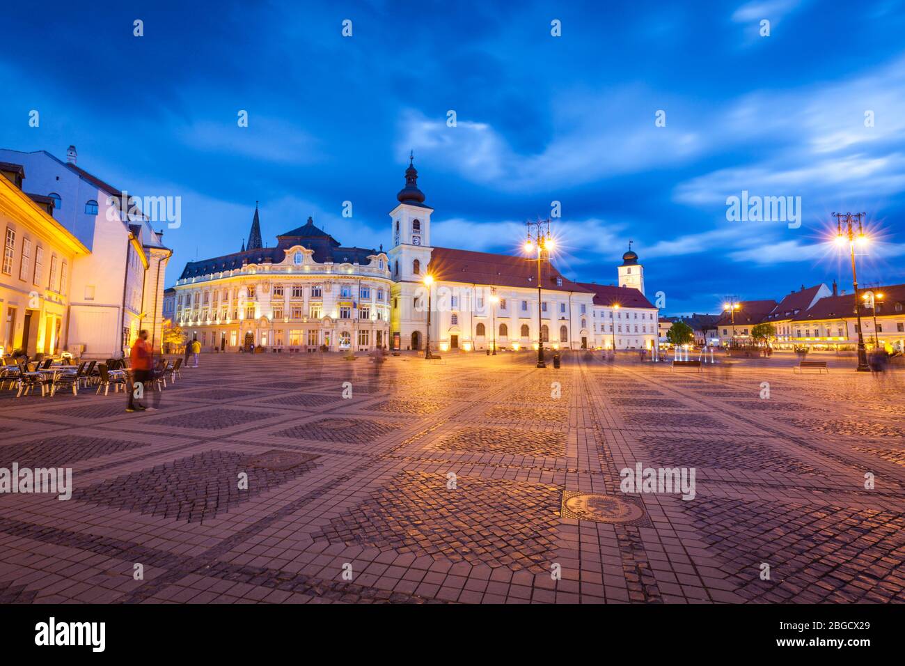 Chiesa della Santa Trinità e Sibiu Municipio sulla grande piazza in Sibiu. Sibiu, Contea di Sibiu, Romania. Foto Stock