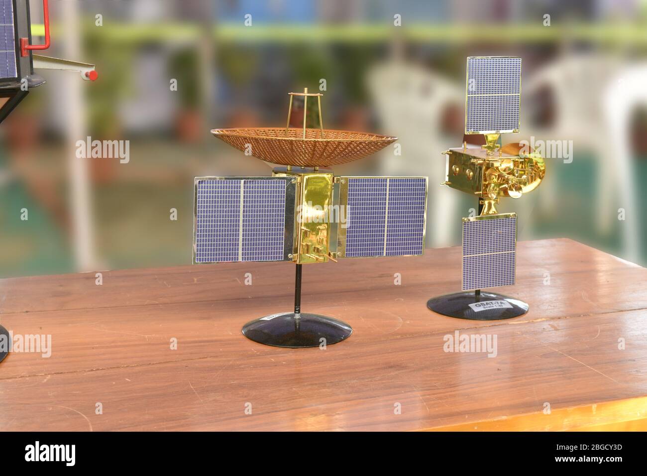 visualizzazione di un campione di satellite in mostra, immagine di esempio satellitare su sfondo sfocato. Foto Stock