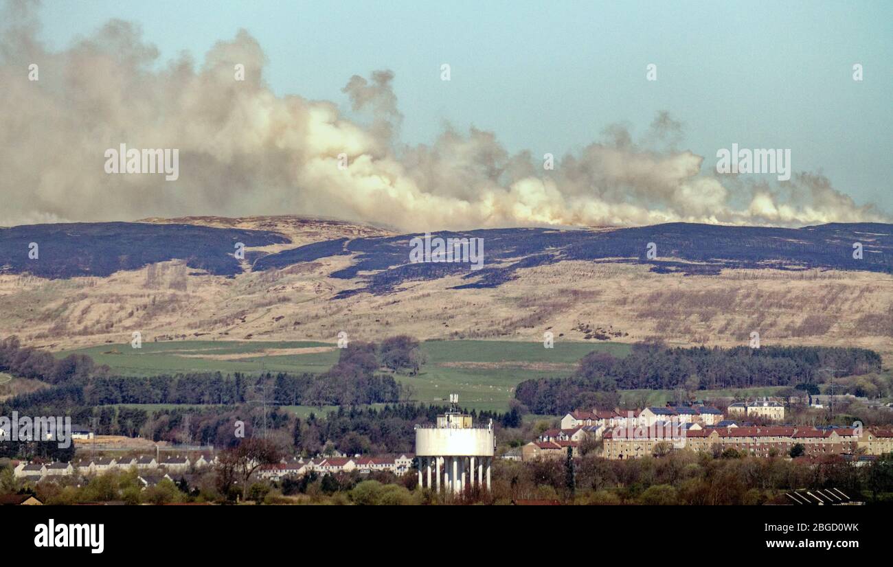 Glasgow, Scozia, Regno Unito, 21 aprile 2020: Durante la notte i fuochi d'aria continuano a bruciare sulle colline kilpatrick mandando fumi sul nord della città e la città di Clydebank. Gerard Ferry/Alamy Live News Foto Stock