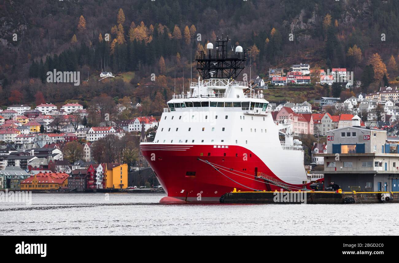 La nave Norwegian Offshore Supply Ship è ormeggiata nel porto di Bergen Foto Stock