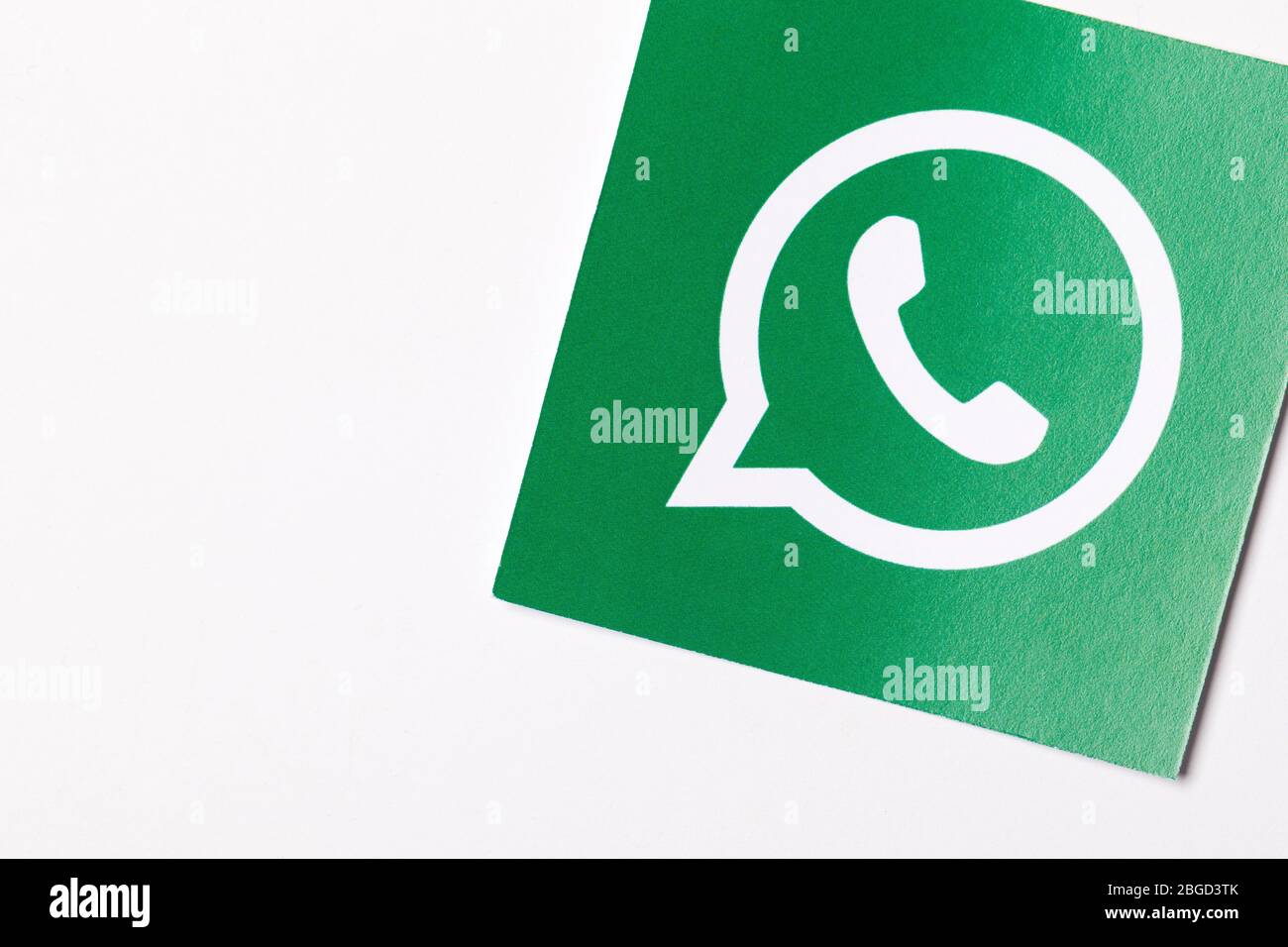 OXFORD, UK - FEB 21 2017: WhatsApp logo di messaggistica sui social media stampato su carta Foto Stock