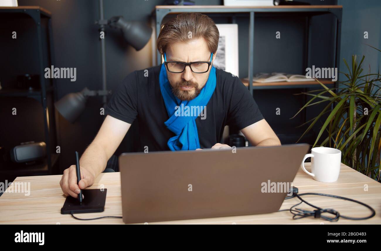 Fotografo che lavora nell'applicazione di editing fotografico Foto Stock