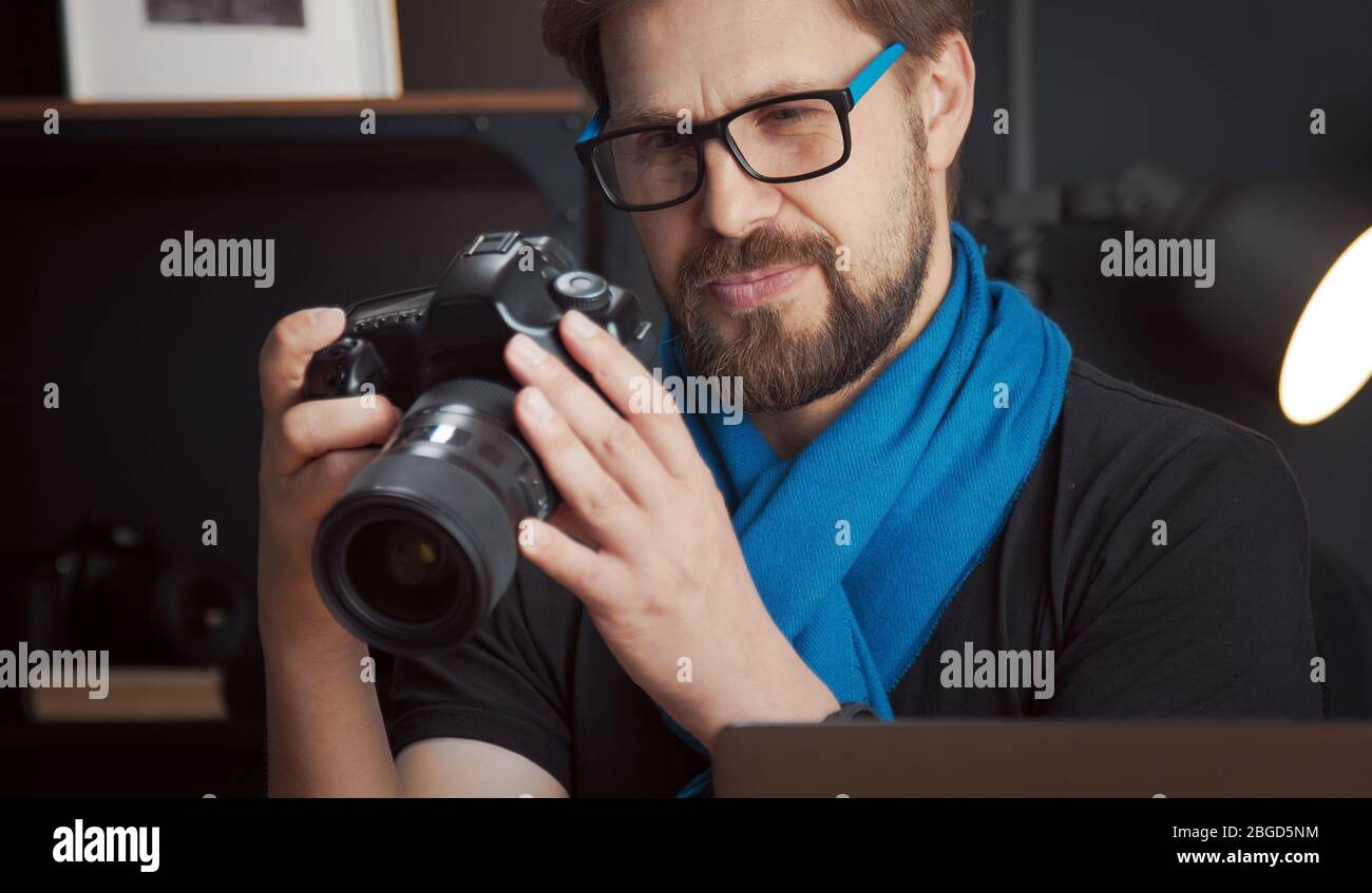 Fotografo che esamina le foto, primo piano Foto Stock