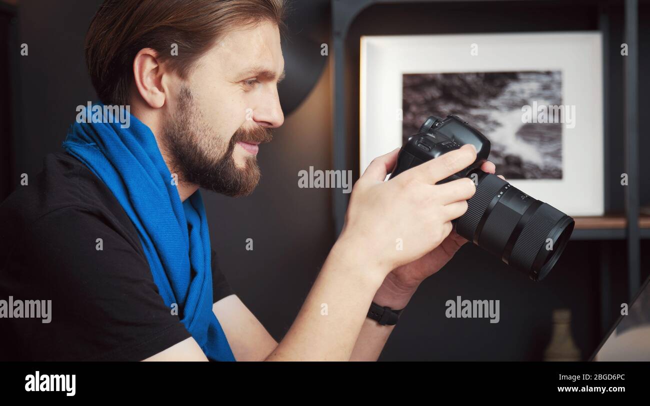 Fotografo che riesamina le immagini, ritagliate Foto Stock