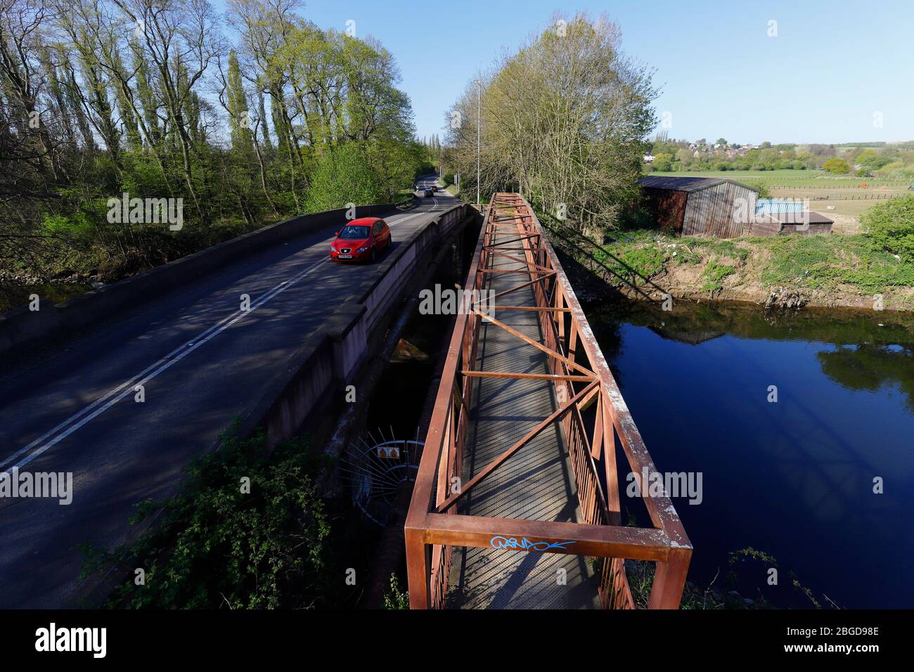 A642 Wakefield Road e passerella sul fiume Aire a Swillington. Foto Stock