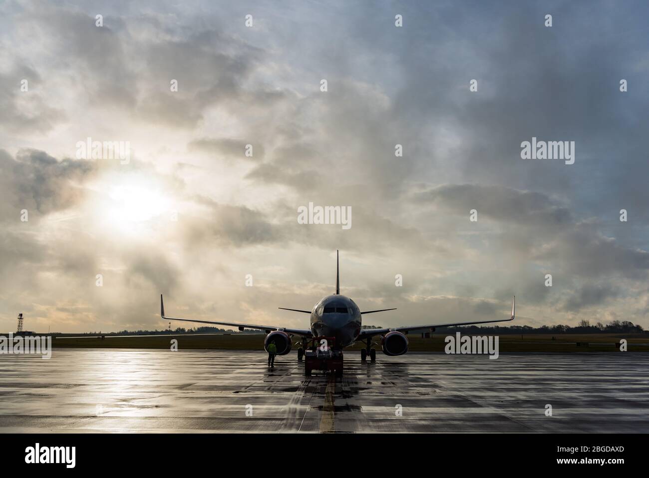 Jet2.com's Boeing 737-86N Aircraft (G-GDFS) durante un pushbback, preparandosi per il decollo, all'Aeroporto di Leeds Bradford Foto Stock