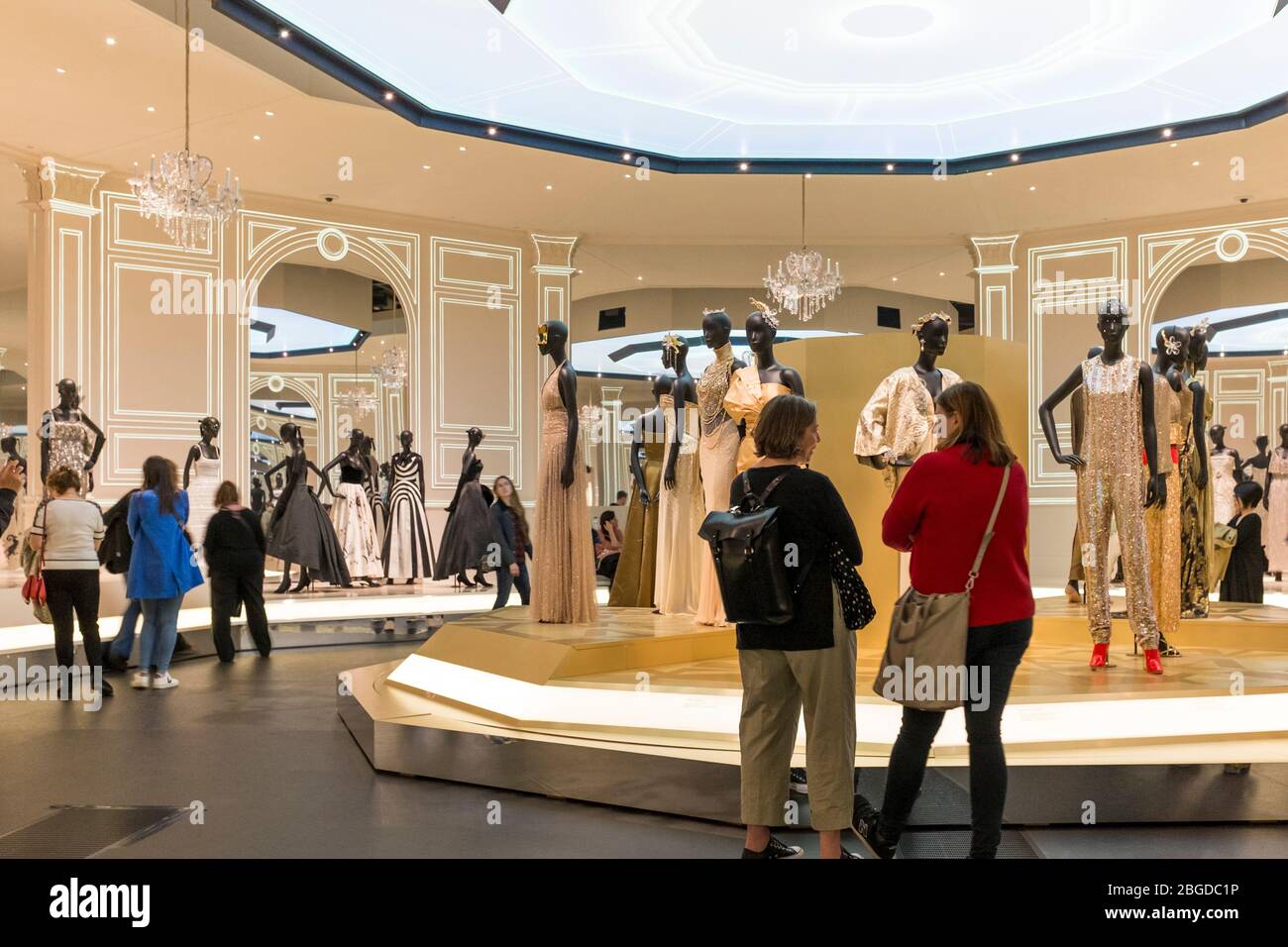 Christian Dior Exhibition, V&A Museum, Londra, Regno Unito Foto Stock