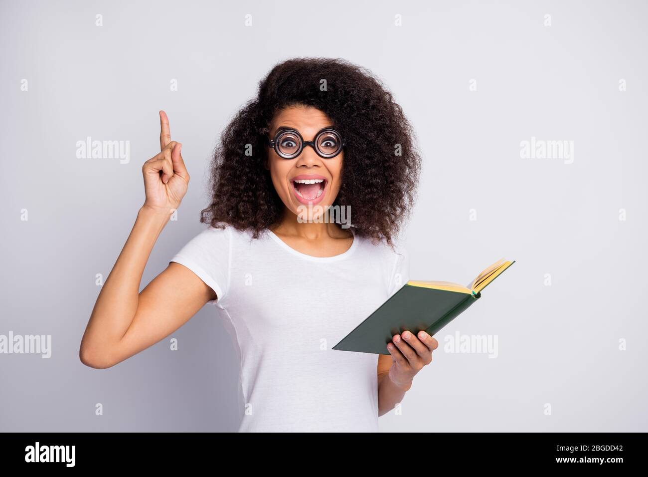 Ritratto primo piano di lei bella stupita allegro gheery brainy genio wavy-capelli ragazza nerd lettura materiali accademici soluzione scienza isolato sopra Foto Stock