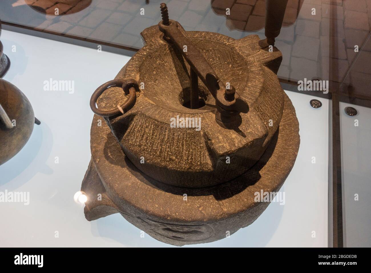 Mulino utilizzato per macinare il grano in farina (16 ° secolo) utilizzato nel Museo della Fortezza Hohensalzburg, Fortezza Hohensalzburg, Salisburgo, Austria. Foto Stock