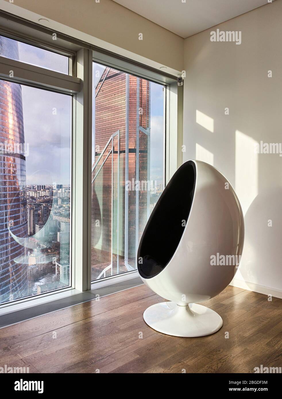 Appartamento loft studio a Mosca-City con finestre panoramiche; vista sulla città di Mosca; vista unica sul moderno quartiere degli affari di Mosca Foto Stock