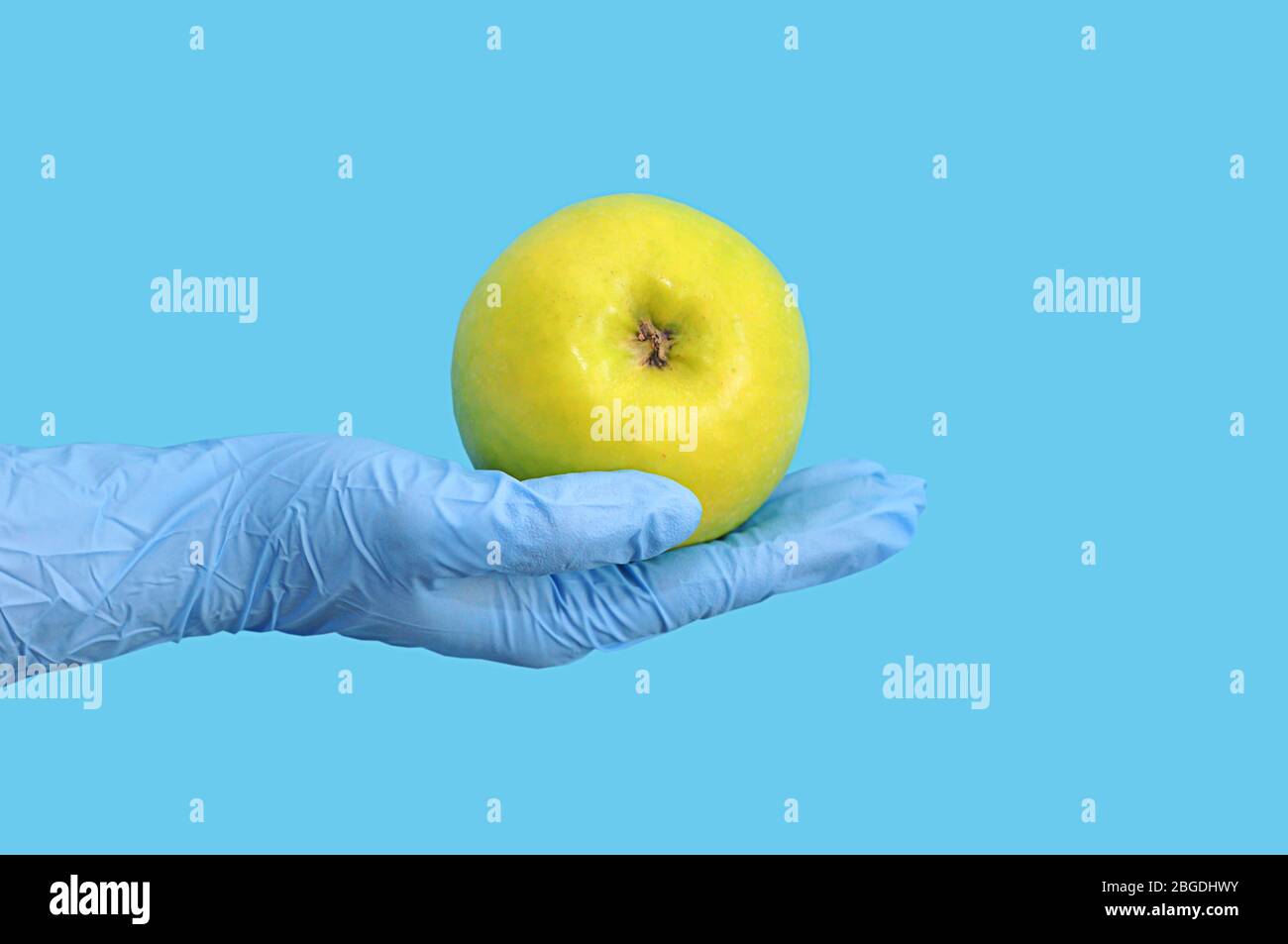 Utilizzo di guanti quando le persone acquistano in un negozio o in un mercato durante il coronavirus Foto Stock