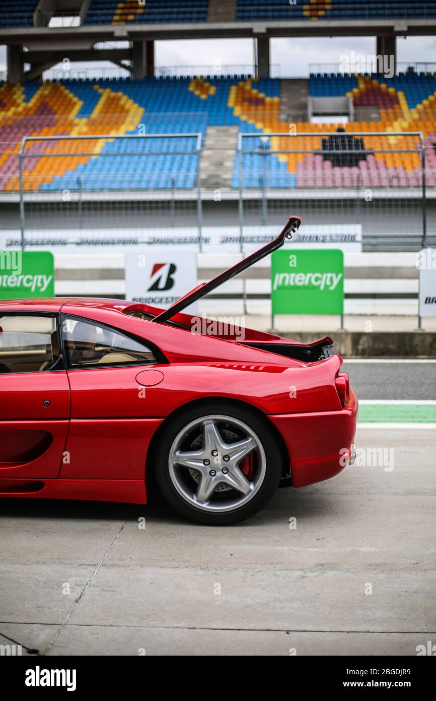 Auto sportiva rossa, foto delle ruote e delle porte nere Foto Stock