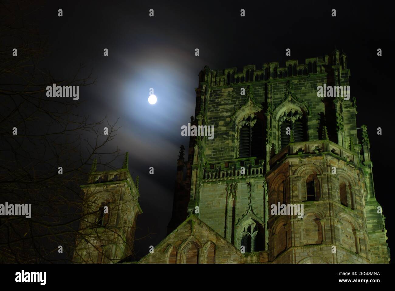 Una luna piena splende attraverso la nuvola di whisky sulla Cattedrale di Durham Foto Stock