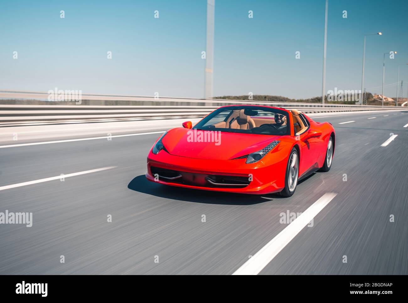 Auto sportiva rossa in una giornata di sole Foto Stock