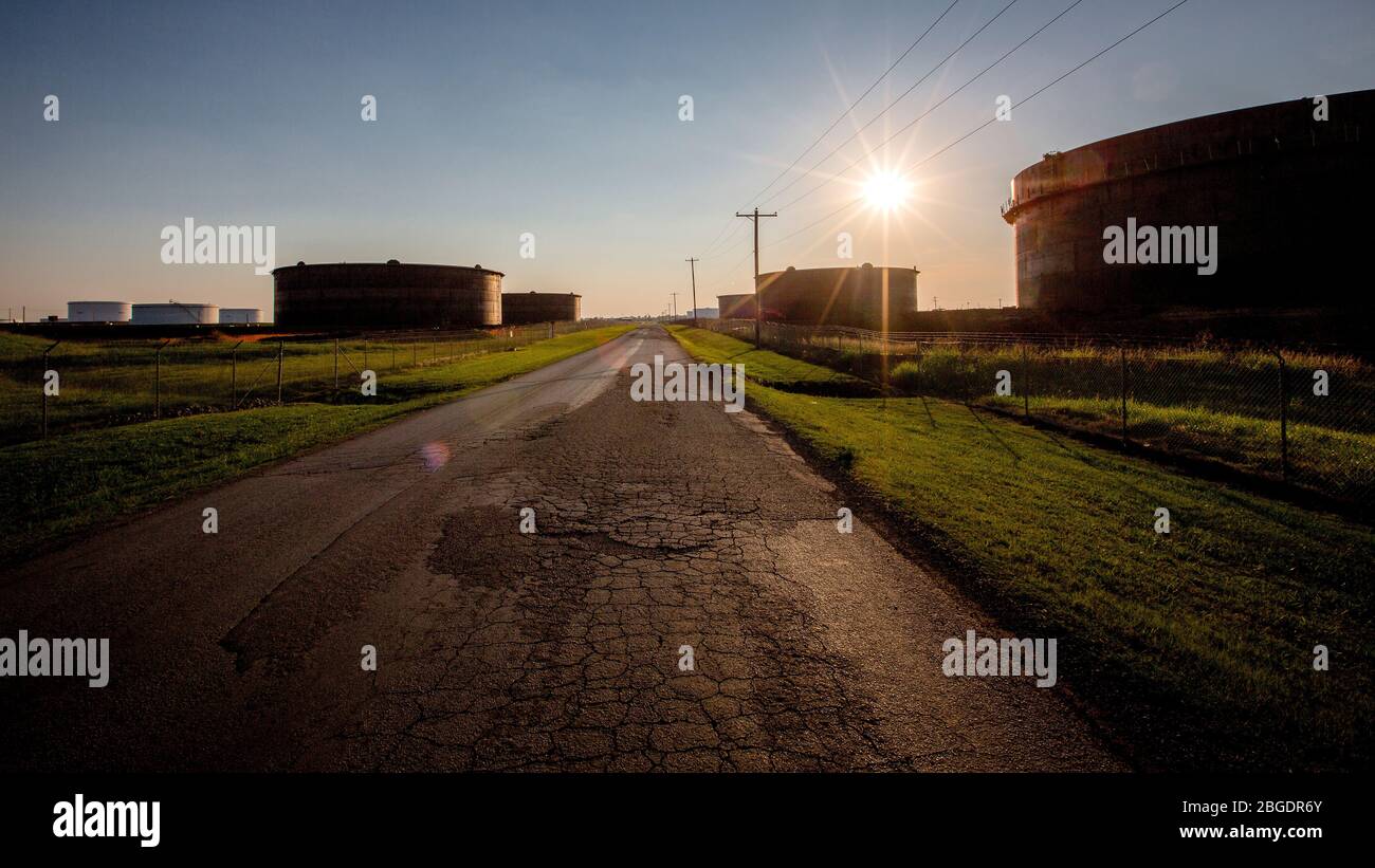 La città di Cushing è il più importante polo di gasdotti degli Stati Uniti, che collega i gasdotti e i gasdotti di tutto il paese. Il petrolio e il gas sono immagazzinati in enormi serbatoi di stoccaggio in tutta la città, e spediti tramite condutture o camion alle raffinerie. Il gasdotto Keystone XL finirà a Cushing una volta completato l'edificio. Foto Stock