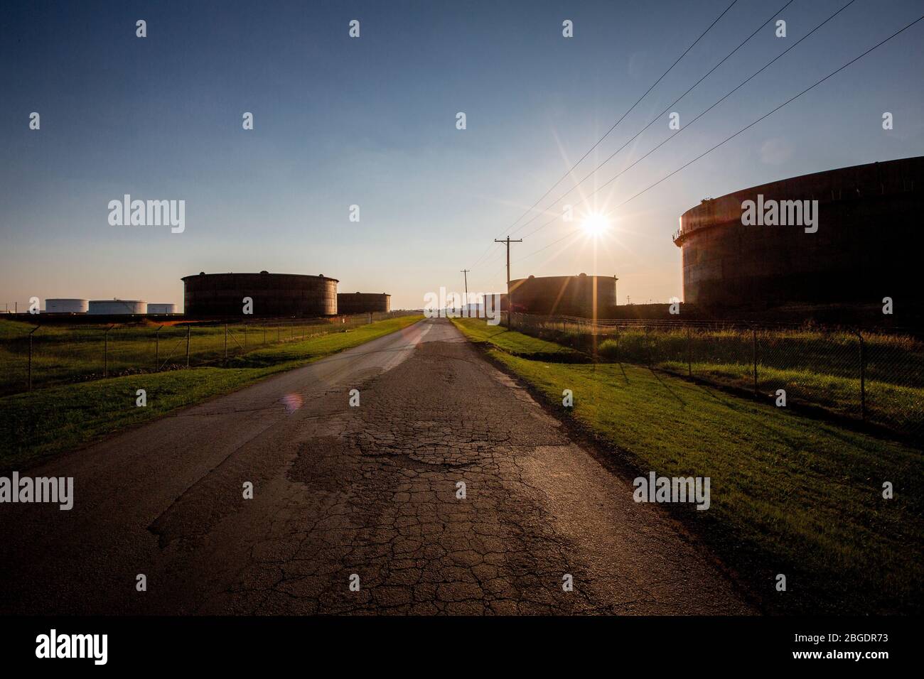 La città di Cushing è il più importante polo di gasdotti degli Stati Uniti, che collega i gasdotti e i gasdotti di tutto il paese. Il petrolio e il gas sono immagazzinati in enormi serbatoi di stoccaggio in tutta la città, e spediti tramite condutture o camion alle raffinerie. Il gasdotto Keystone XL finirà a Cushing una volta completato l'edificio. Foto Stock