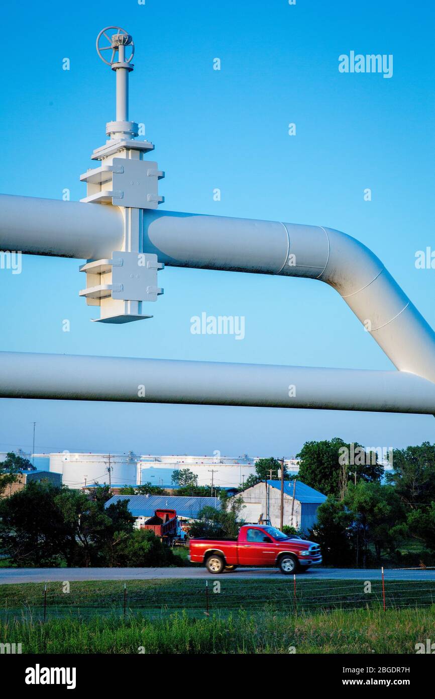 La città di Cushing è il più importante polo di gasdotti degli Stati Uniti, che collega i gasdotti e i gasdotti di tutto il paese. Il petrolio e il gas sono immagazzinati in enormi serbatoi di stoccaggio in tutta la città, e spediti tramite condutture o camion alle raffinerie. Il gasdotto Keystone XL finirà a Cushing una volta completato l'edificio. Foto Stock