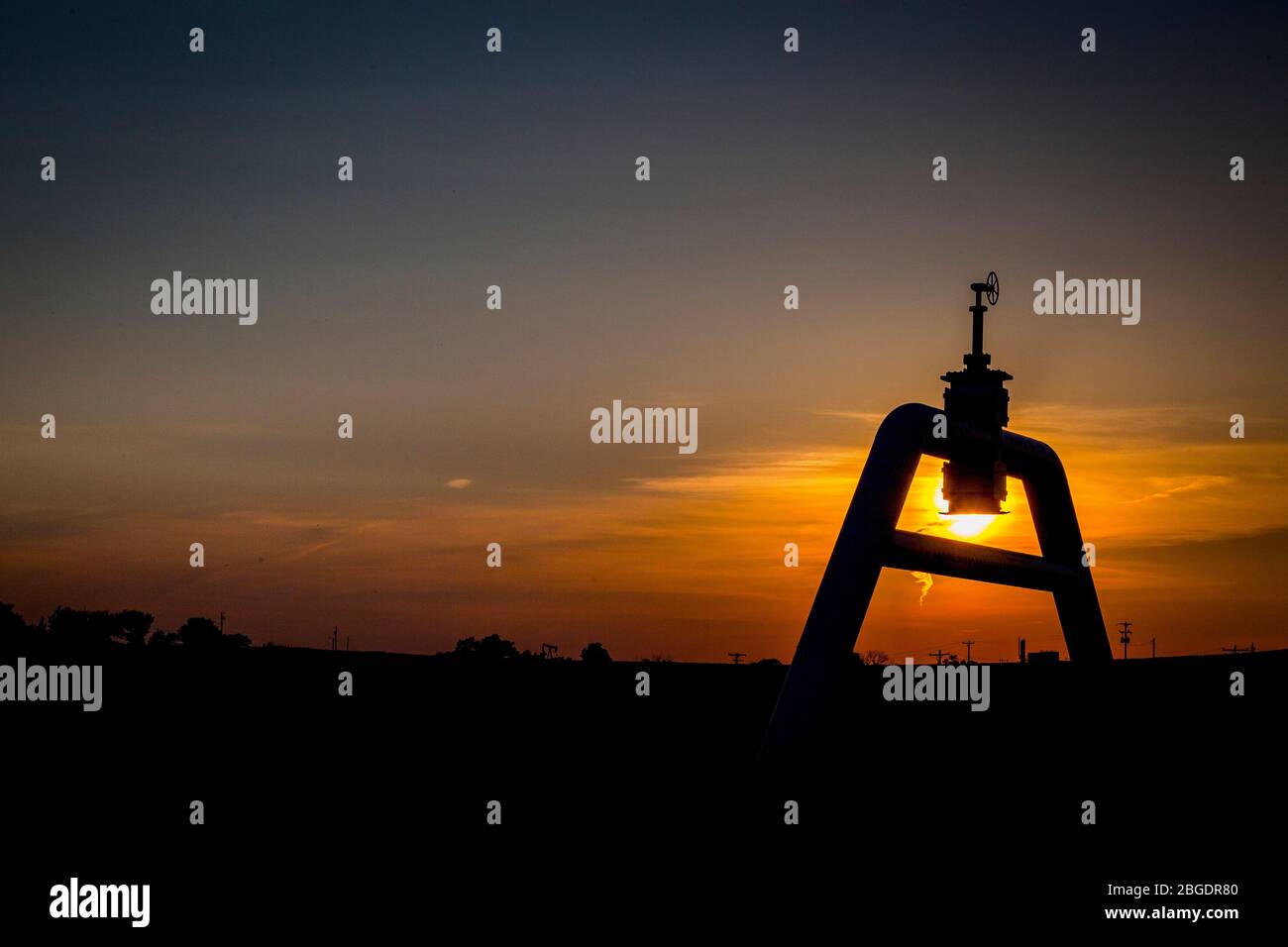 La città di Cushing è il più importante polo di gasdotti degli Stati Uniti, che collega i gasdotti e i gasdotti di tutto il paese. Il petrolio e il gas sono immagazzinati in enormi serbatoi di stoccaggio in tutta la città, e spediti tramite condutture o camion alle raffinerie. Il gasdotto Keystone XL finirà a Cushing una volta completato l'edificio. Foto Stock