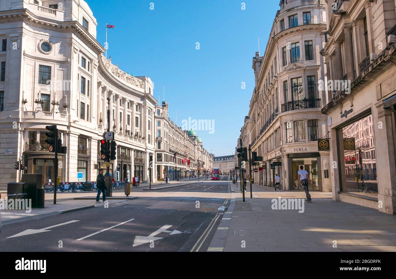 Coronavirus Pandemic una vista di Regent Street a Londra aprile 2020. Marciapiedi vuoti, nessun turista. Tutti i negozi chiusi per Lockdown. Foto Stock