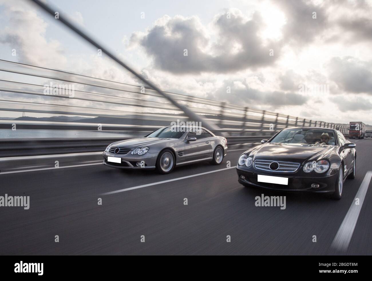 Inseguimento auto sul ponte moderno Foto Stock