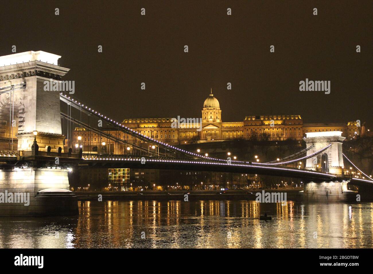 Ponte Elisabetta con Castello di Buda sullo sfondo - Foto di Notte Foto Stock