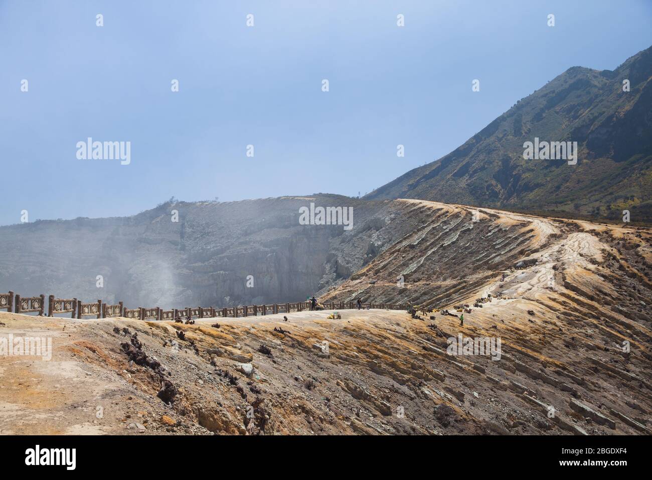 Vulcano Ijen, Indonesia. I lavoratori estrattano lo zolfo dal cratere del vulcano. Estrazione dello zolfo. Foto Stock