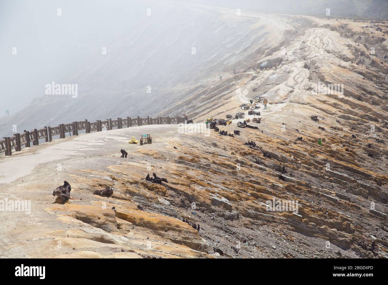 Vulcano Ijen, Indonesia. I lavoratori estrattano lo zolfo dal cratere del vulcano. Estrazione dello zolfo. Foto Stock