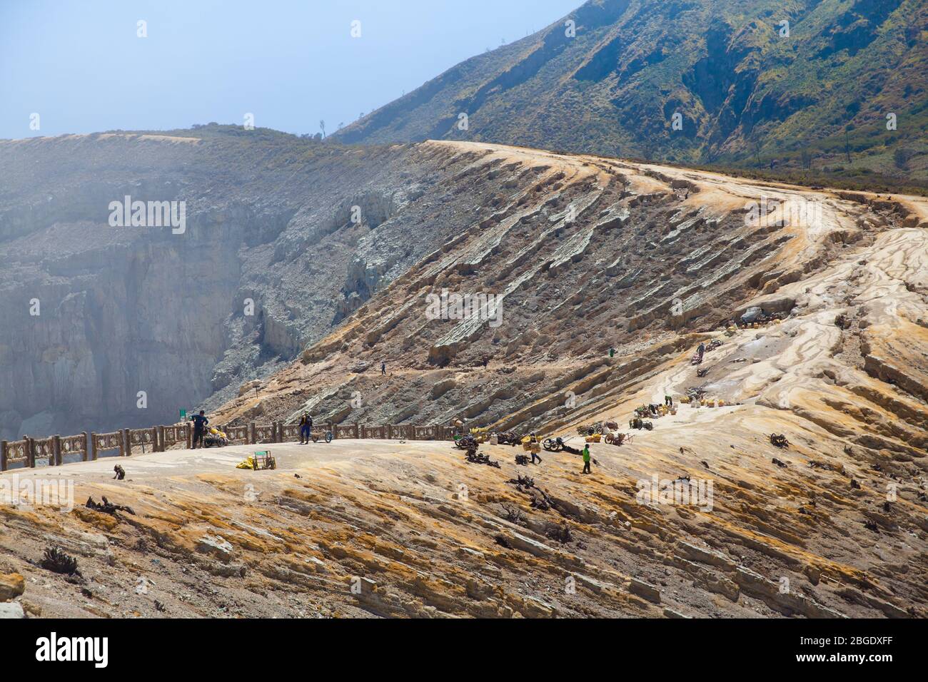 Vulcano Ijen, Indonesia. I lavoratori estrattano lo zolfo dal cratere del vulcano. Estrazione dello zolfo. Foto Stock