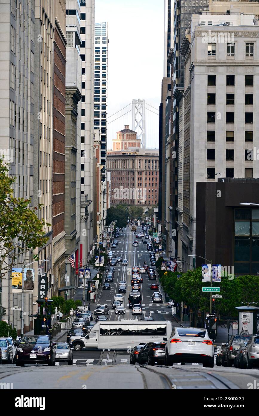 Vista su California Street fino all'Oakland Bay Bridge, San Francisco, California, Stati Uniti Foto Stock