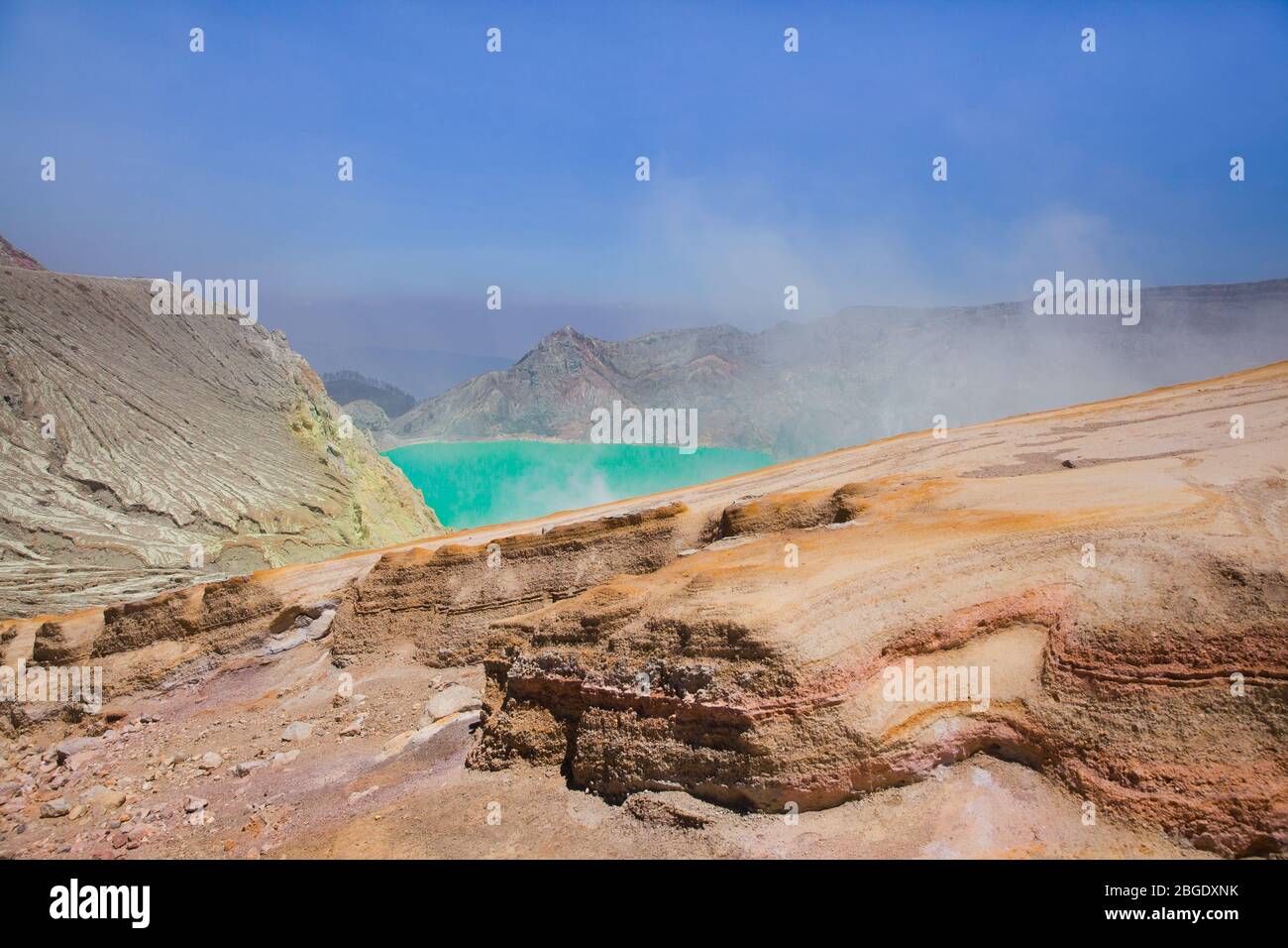 Foto aerea del vulcano attivo Ijen a Giava Est - il più grande lago craterico altamente acido del mondo con acque turchesi sulfuree. Sito di estrazione dello zolfo. Famose destinazioni di viaggio delle isole indonesiane. Foto Stock