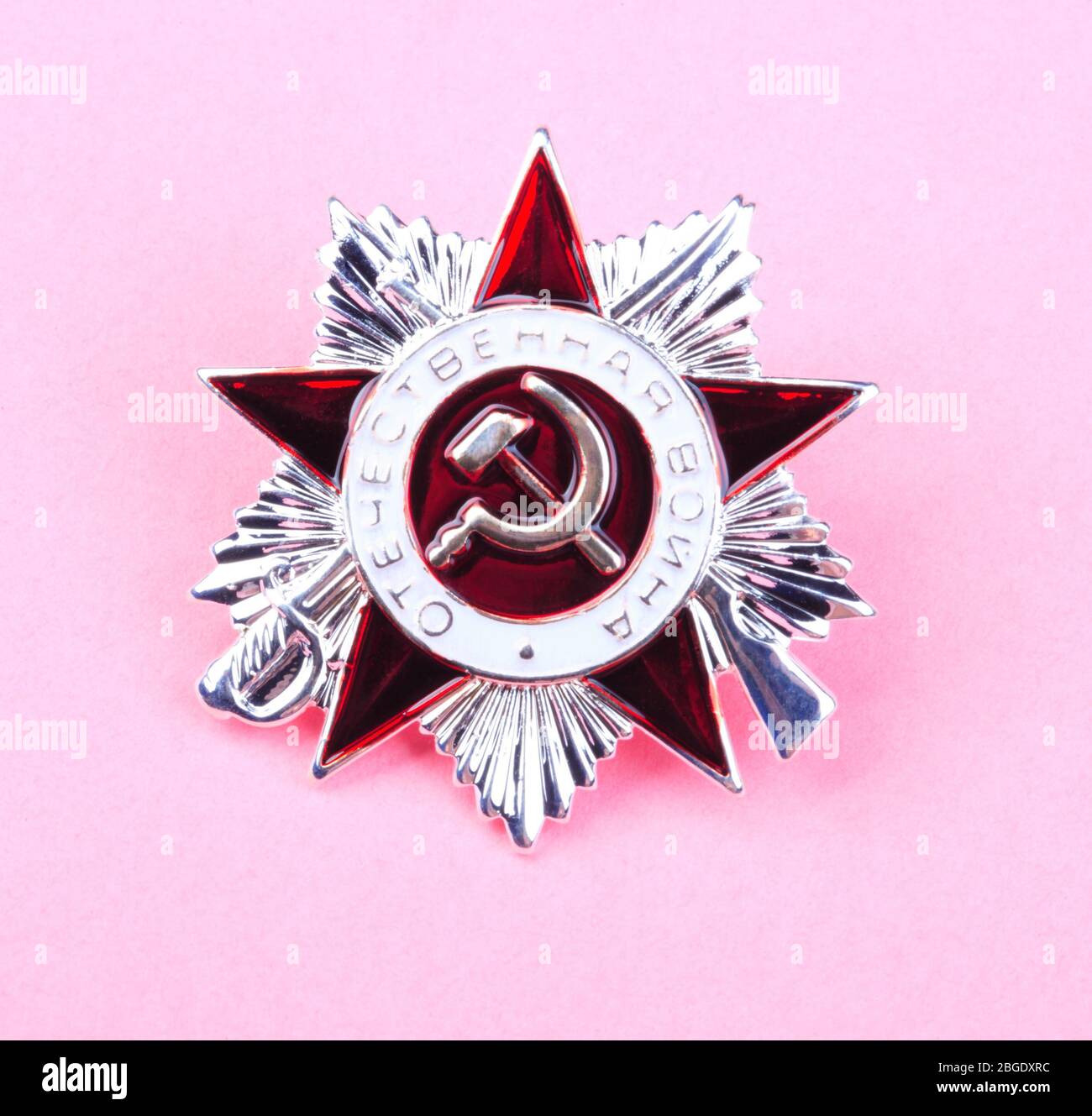 Premio militare russo seconda guerra mondiale su sfondo rosa Foto Stock