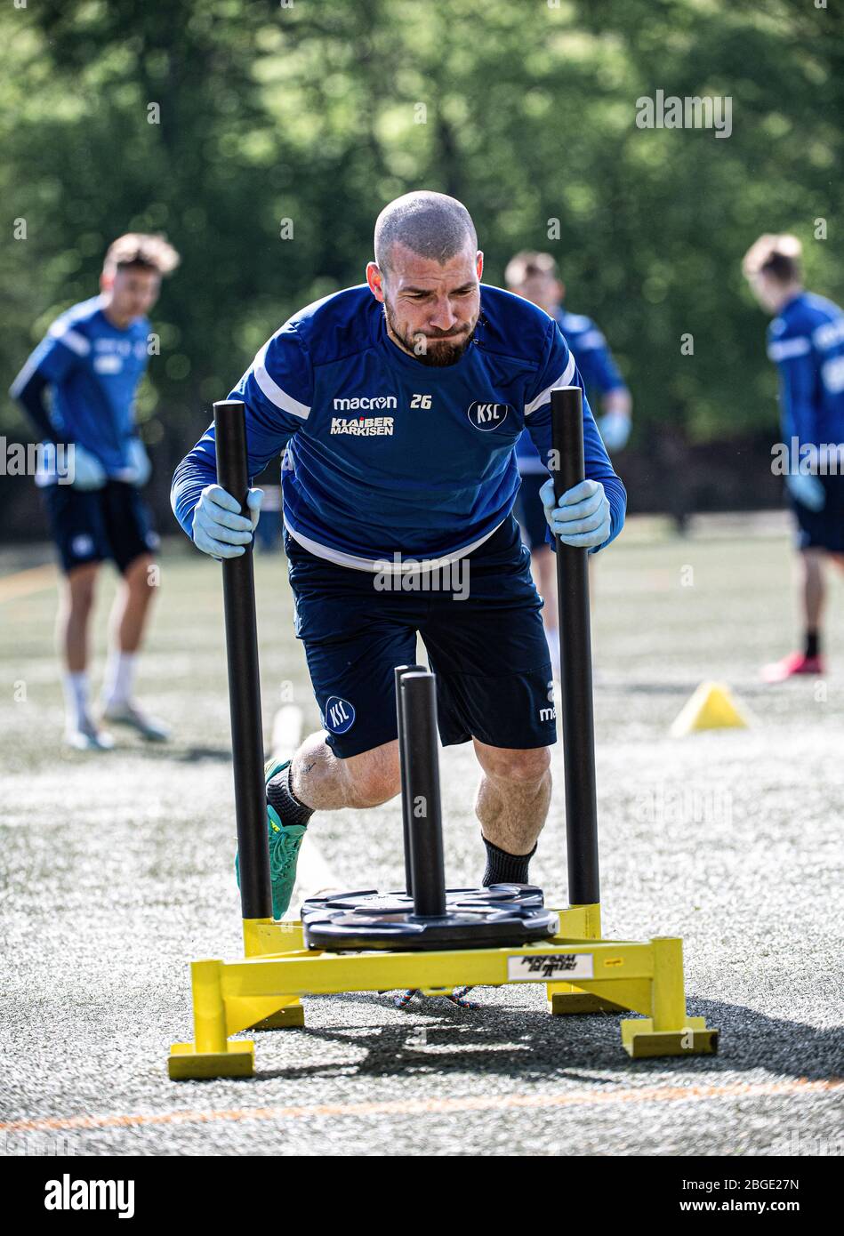 Karlsruhe, Deutschland. 21 Apr 2020. Jerome Gondorf (KSC) facendo l'addestramento del peso con un vetrino del peso. GES/Football/2nd Bundesliga: Allenamento di Karlsruher SC durante la crisi corona, 21 aprile 2020 Calcio/Calcio: 2nd League: Sessione di allenamento di Karlsruher SC durante la crisi corona, 21 aprile 2020 | utilizzo nel mondo Credit: dpa/Alamy Live News Foto Stock