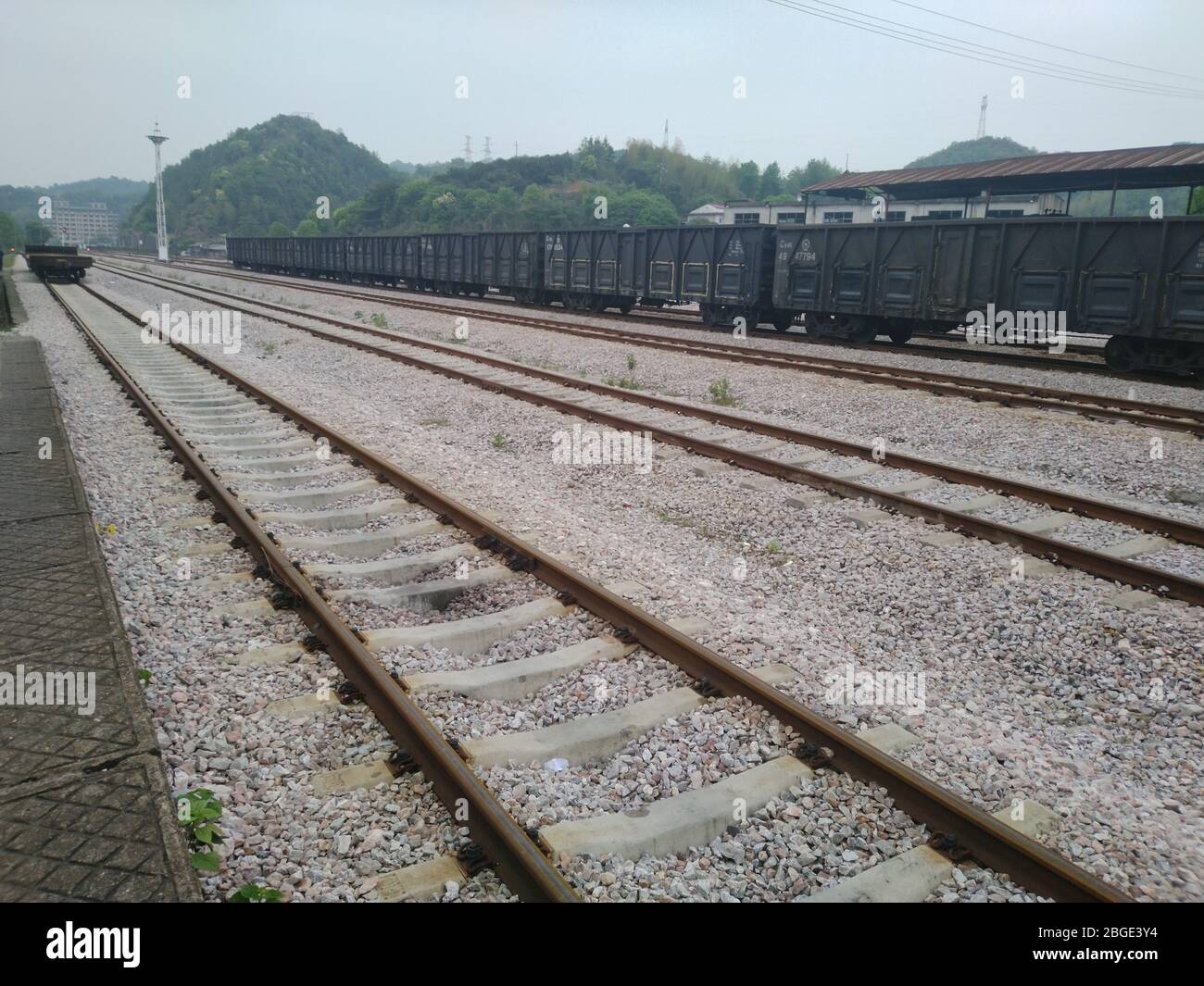 21 aprile 2020, Jinan, Jinan, Cina: Le ferrovie di ShandongÃ¯Â¼Å CINA hanno iniziato ad implementare i piani di operazione ferroviaria per il secondo trimestre di quest'anno a mezzanotte oggi (10 aprile), la notizia di punta del gruppo di media cinese ha riportato. Dopo la modifica della mappa, il numero di treni passeggeri ferroviari a livello nazionale ha raggiunto 4970.5, 130.5 in più rispetto alla mappa attuale. Tra questi, la ferrovia ad alta velocità di pechino-Zhangjiakou può essere migliorata in modo significativo, 'Sichuan-chongqing costoso' ha anche aperto il primo anello interprovinciale uem ... società ferroviaria nazionale cinese ha detto che dopo l'adeguamento della mappa, il Foto Stock