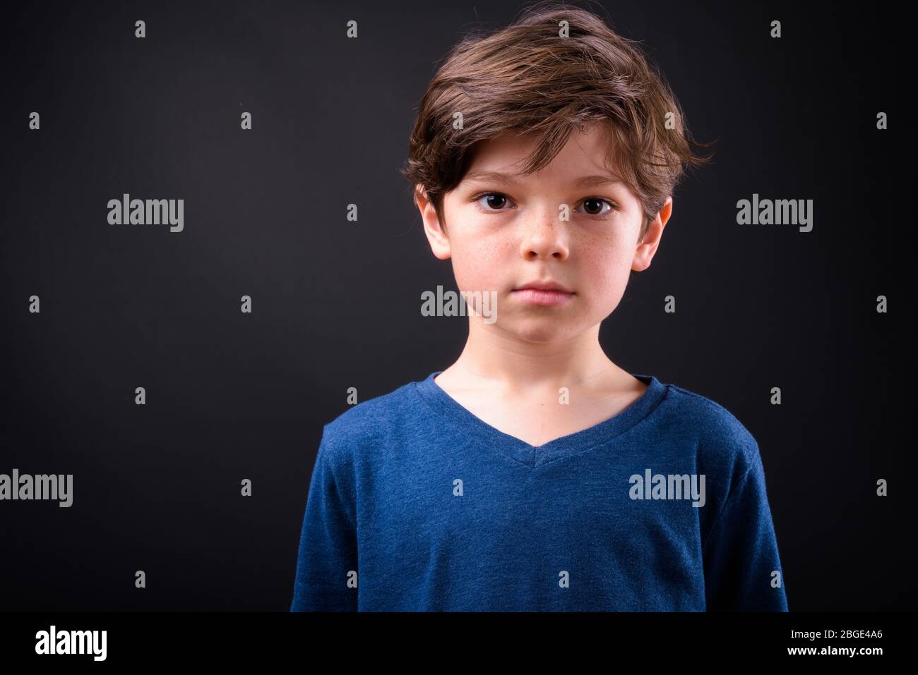 Faccia di ragazzo bello giovane che guarda la macchina fotografica Foto Stock