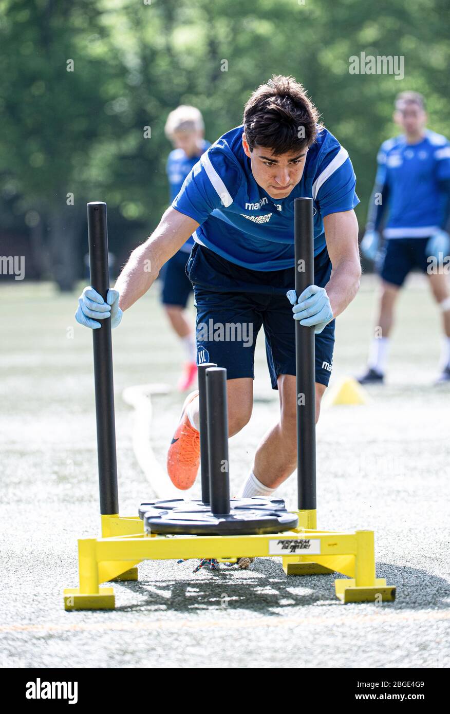 Karlsruhe, Deutschland. 21 Apr 2020. Dirk Carlson (KSC) facendo un allenamento con un peso slide. GES/Football/2nd Bundesliga: Allenamento di Karlsruher SC durante la crisi corona, 21 aprile 2020 Calcio/Calcio: 2nd League: Sessione di allenamento di Karlsruher SC durante la crisi corona, 21 aprile 2020 | utilizzo nel mondo Credit: dpa/Alamy Live News Foto Stock