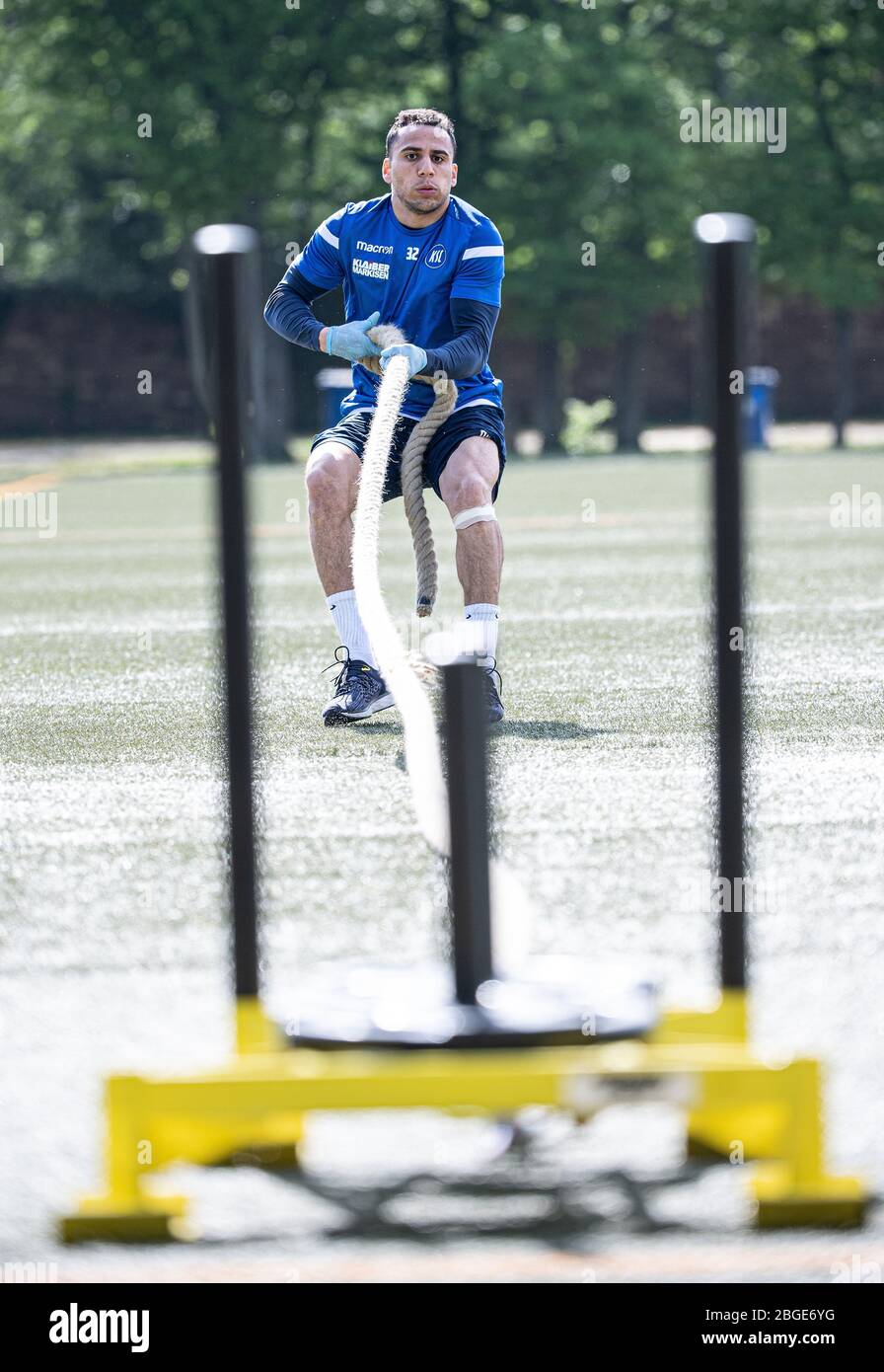 Karlsruhe, Deutschland. 21 Apr 2020. Aenis ben-Hatira (KSC) facendo un allenamento con un peso slide. GES/Football/2nd Bundesliga: Allenamento di Karlsruher SC durante la crisi corona, 21 aprile 2020 Calcio/Calcio: 2nd League: Sessione di allenamento di Karlsruher SC durante la crisi corona, 21 aprile 2020 | utilizzo nel mondo Credit: dpa/Alamy Live News Foto Stock