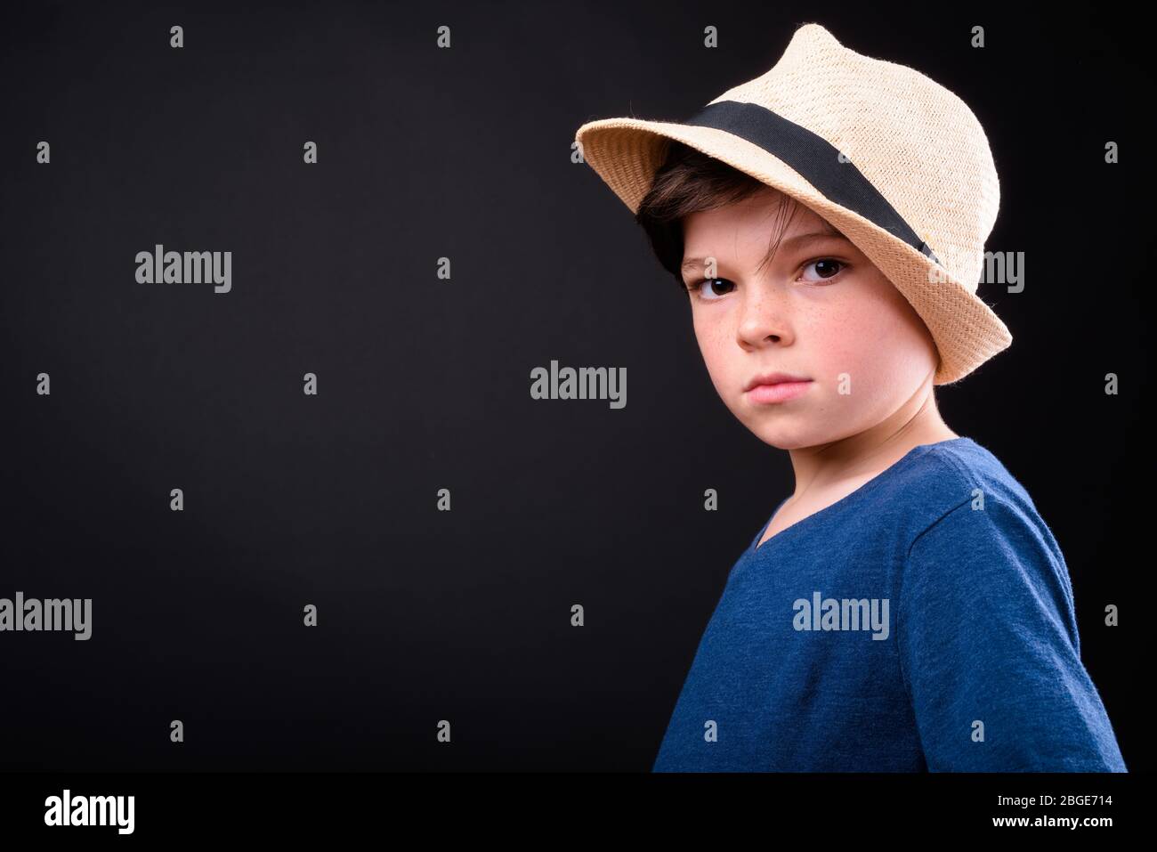 Faccia di giovane bel ragazzo come turista pronto per la vacanza Foto Stock